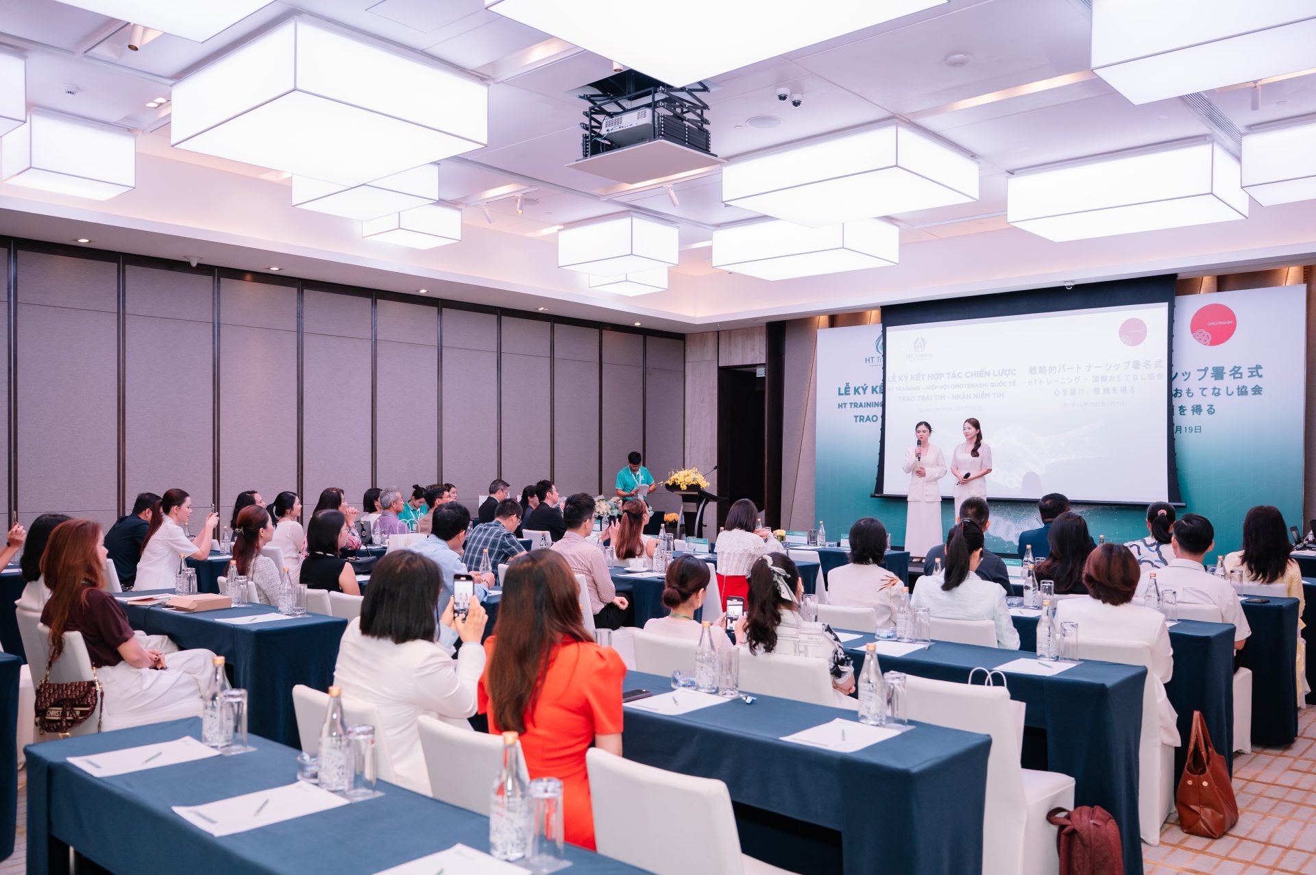 Khoảnh khắc lễ ký kết Hiệp hội Omotenashi Quốc tế và HT Training