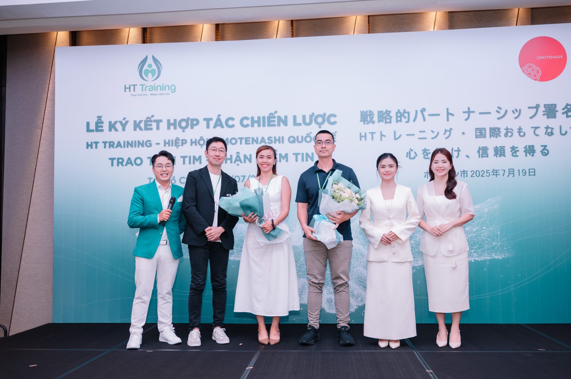 Khoảnh khắc lễ ký kết Hiệp hội Omotenashi Quốc tế và HT Training