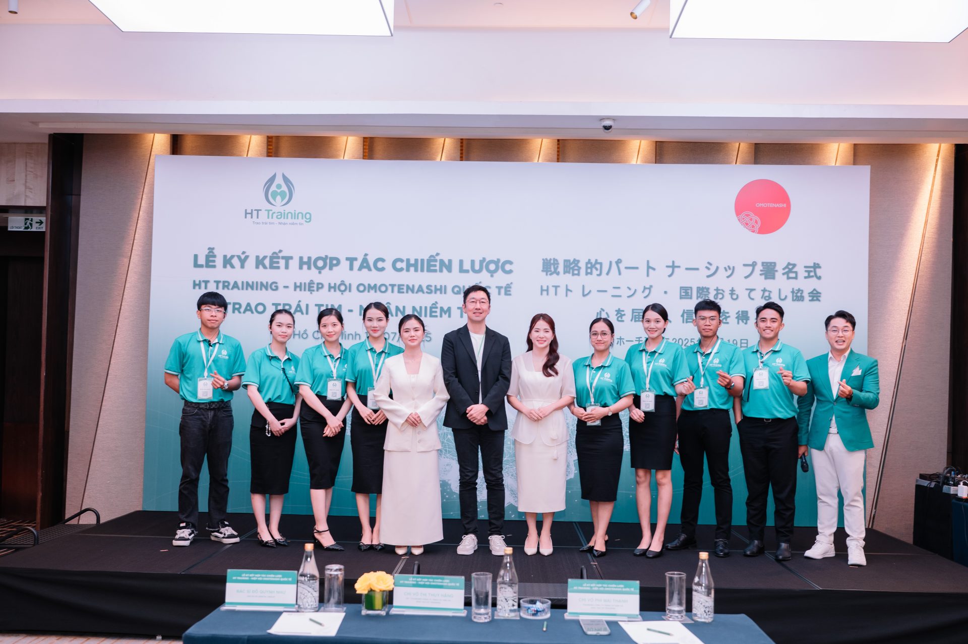 Khoảnh khắc lễ ký kết Hiệp hội Omotenashi Quốc tế và HT Training