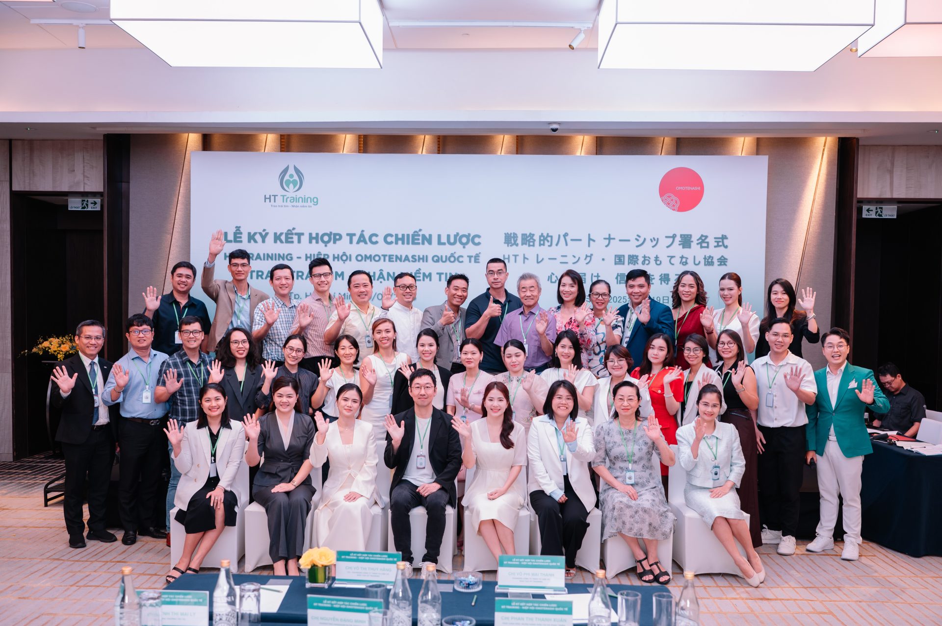Khoảnh khắc lễ ký kết Hiệp hội Omotenashi Quốc tế và HT Training