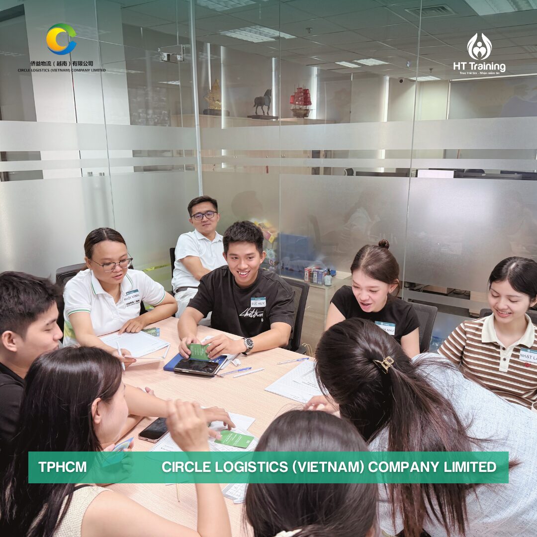 Học viên Circle Logistics Vietnam thảo luận nhóm trong chương trình Lãnh đạo kế thừa