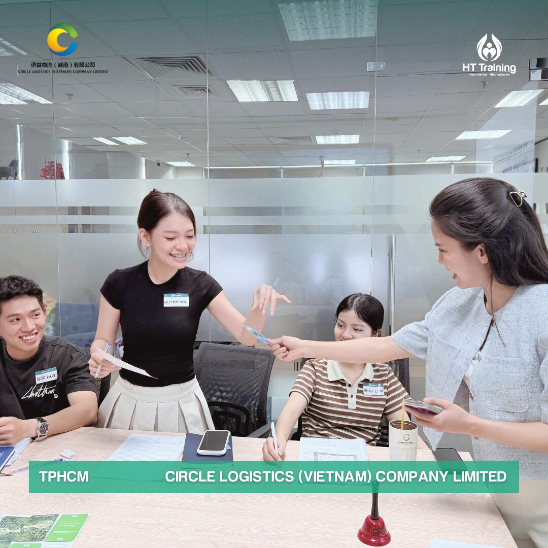 Giảng viên HT Training tương tác cùng học viên Circle Logistics Vietnam