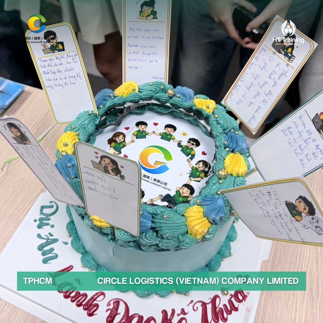 Bánh kỷ niệm dự án Lãnh đạo kế thừa với các thẻ cam kết của học viên