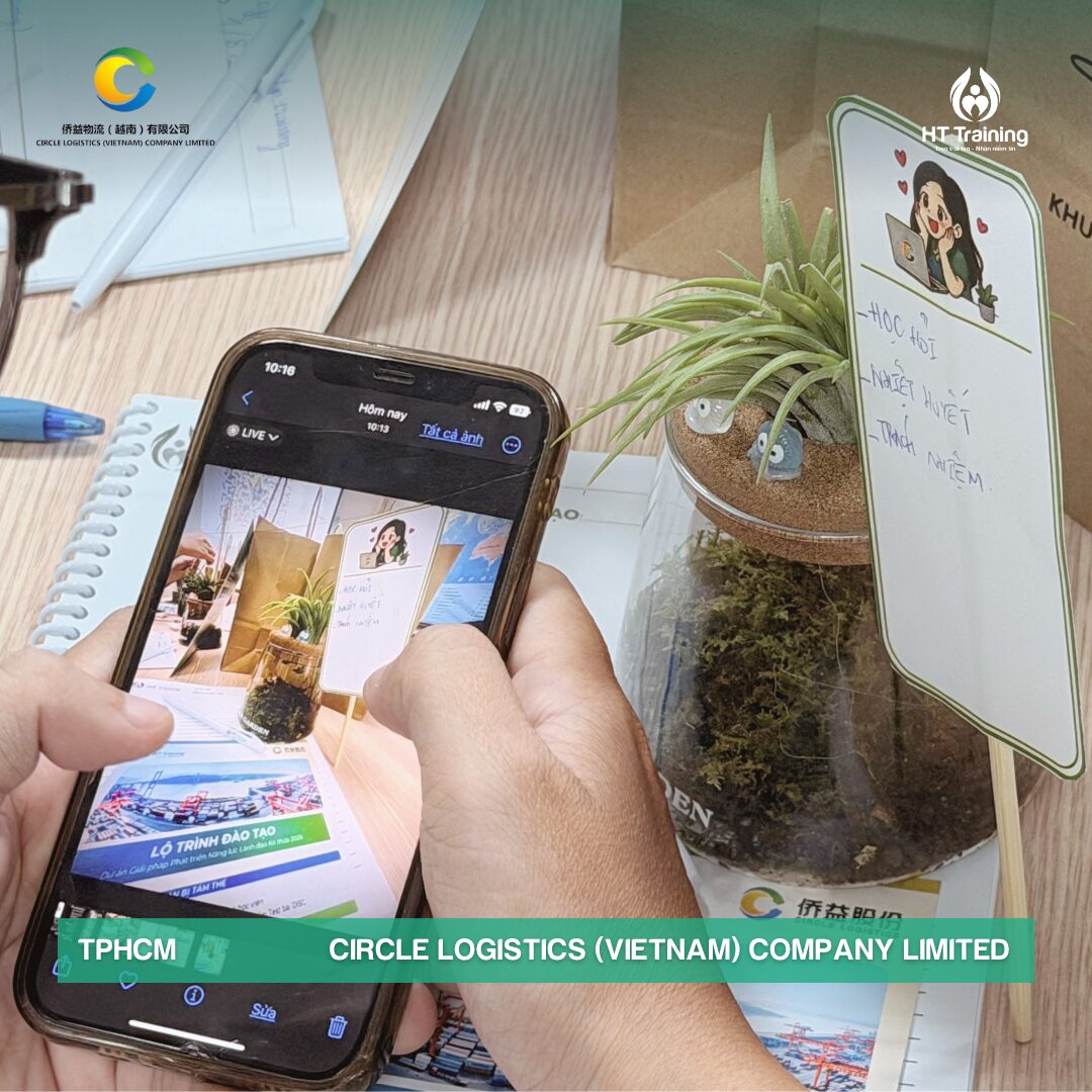 Học viên chụp lại thẻ cam kết để đăng lên bảng cam kết chung