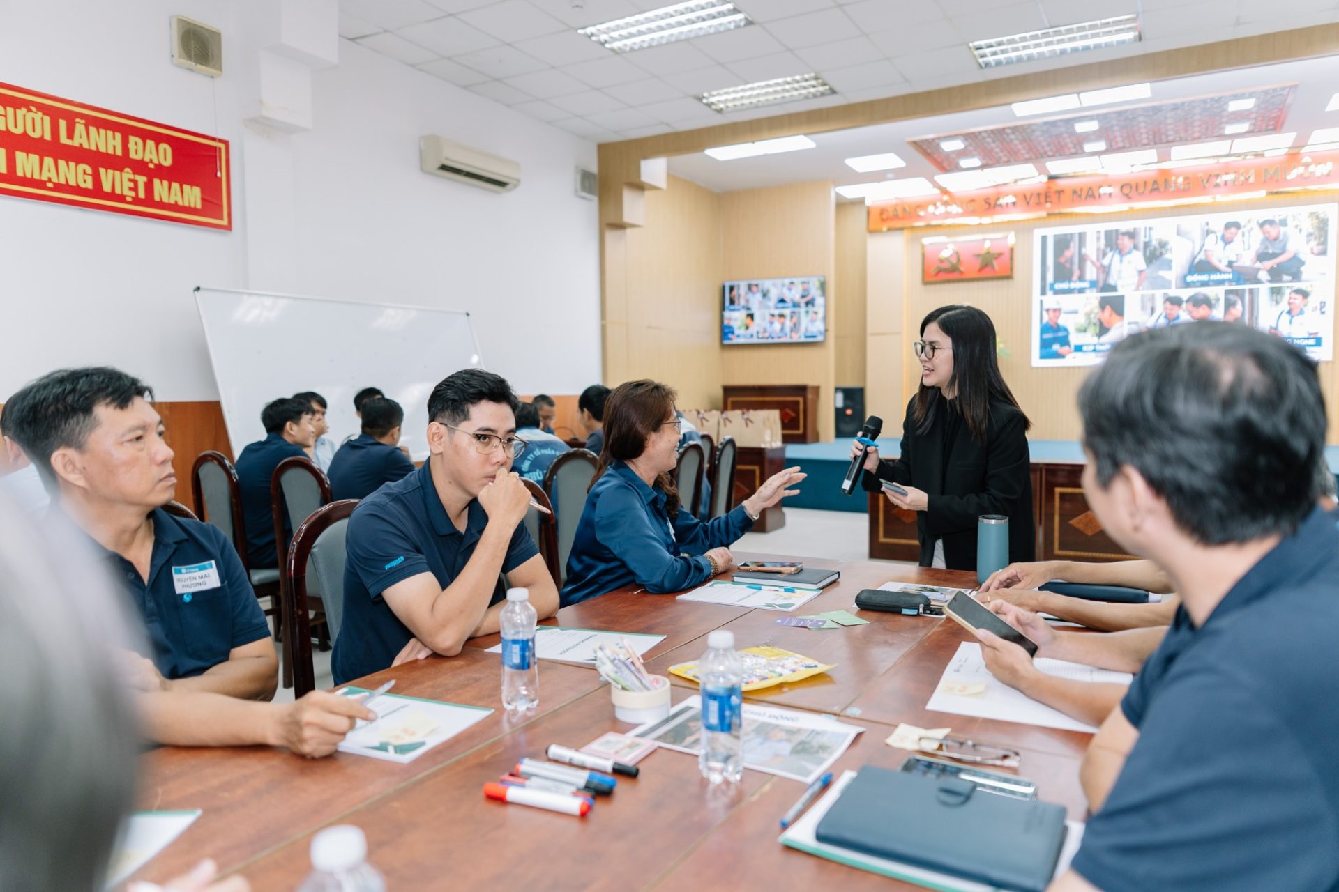 Giảng viên trao đổi trực tiếp với học viên Phú Hòa Tân