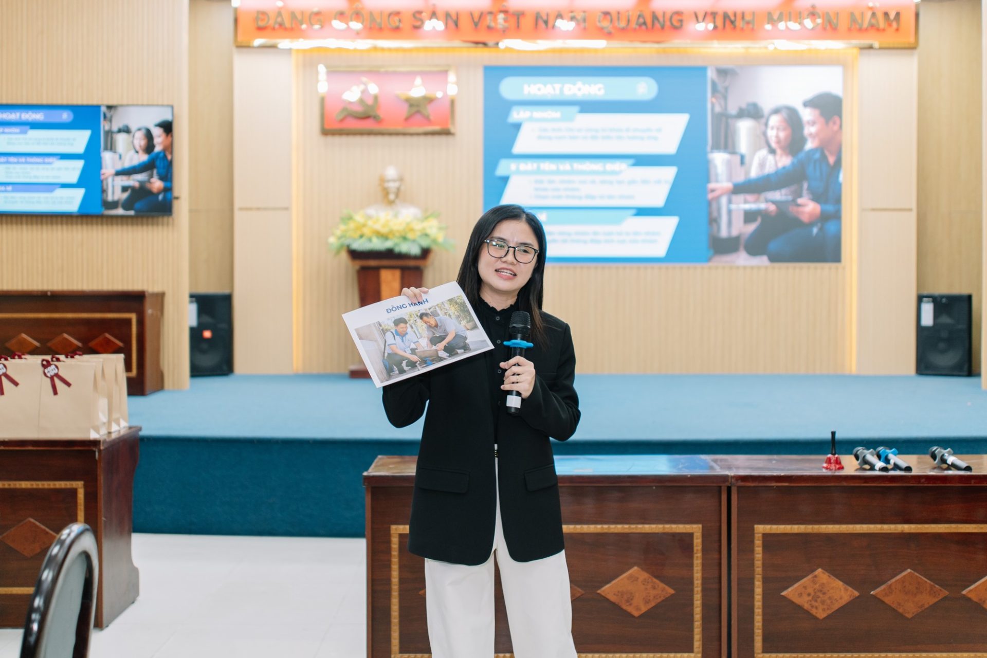 Giảng viên HT Training minh hoạ tinh thần Đồng hành bằng hình ảnh thực tế