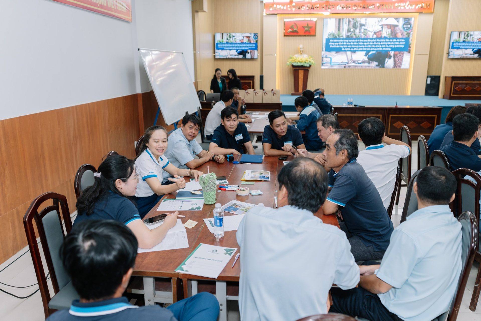 Nhóm học viên thảo luận tình huống