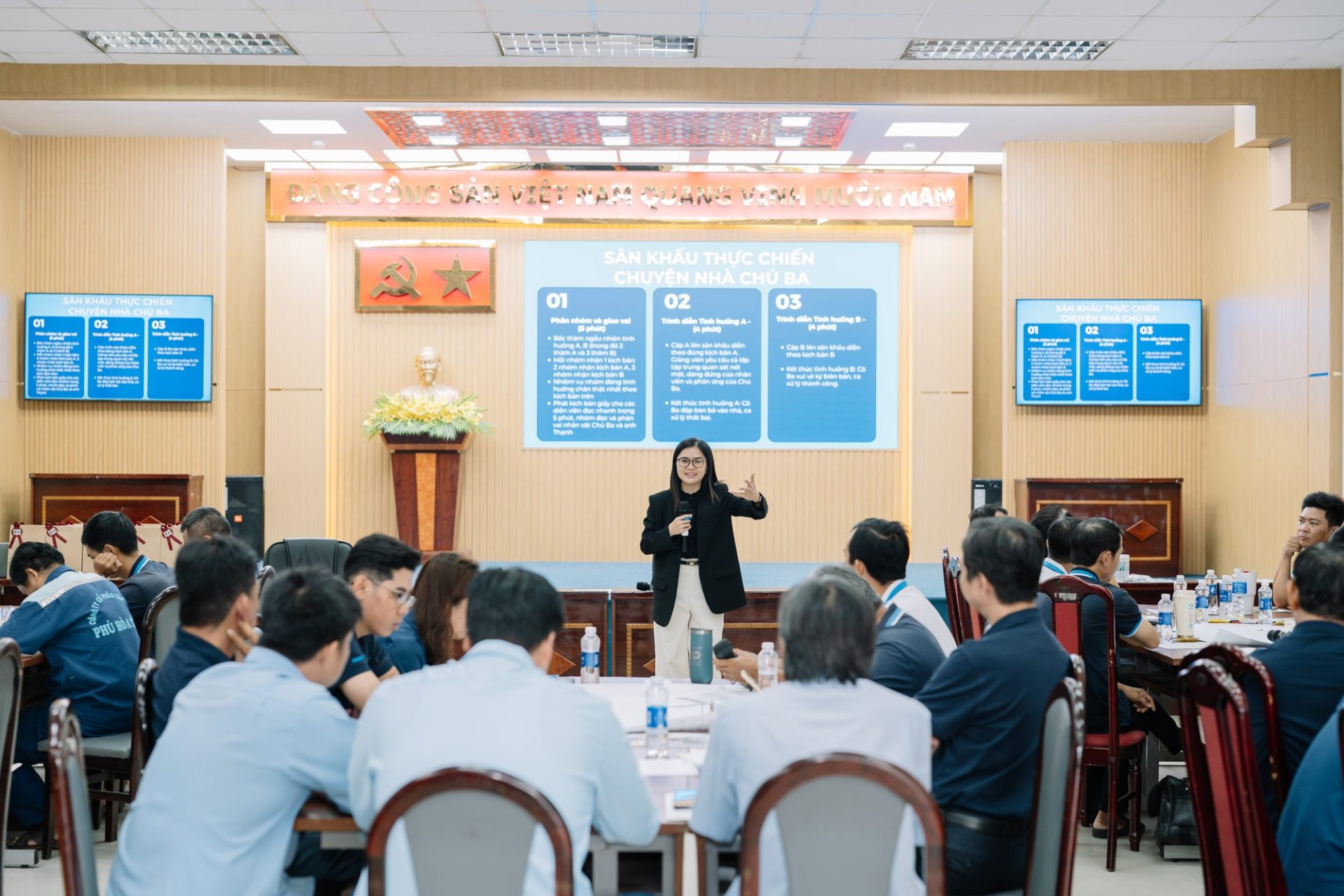 Giảng viên HT Training dẫn giảng chương trình Giao tiếp chuyên nghiệp – Kết nối niềm tin khách hàng tại Công ty Cổ phần Cấp nước Phú Hòa Tân