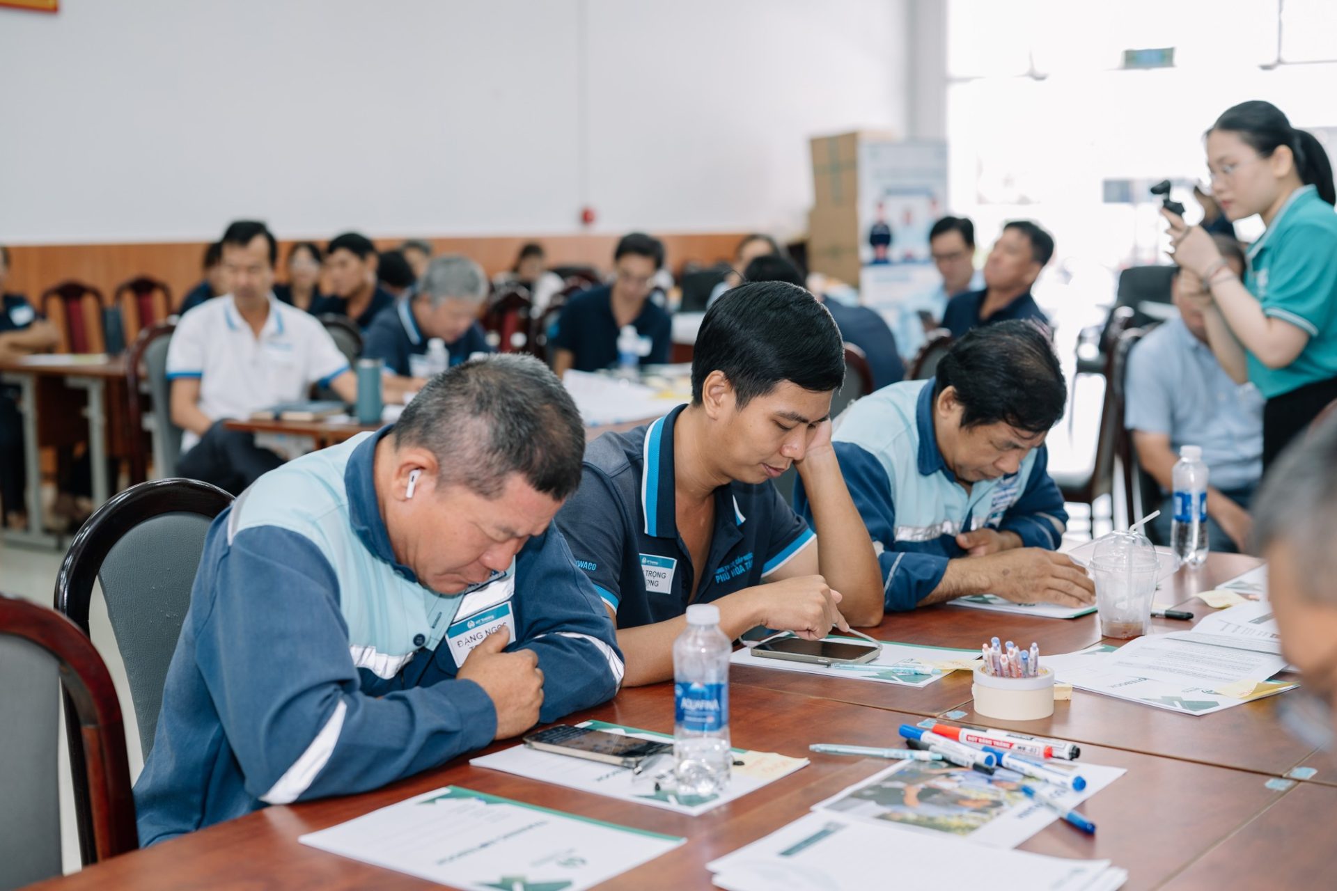 Học viên ghi chép nội dung bài học