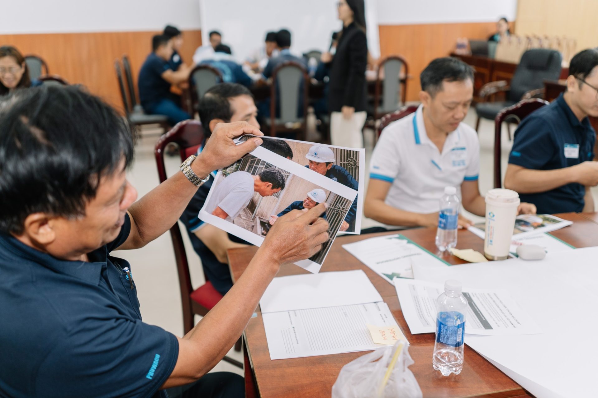 Học viên phân tích tình huống dịch vụ qua hình ảnh thực tế