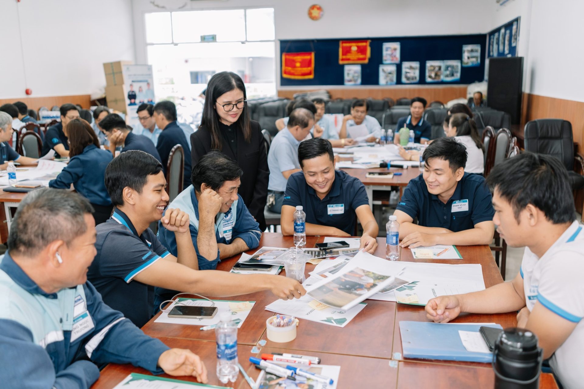 Giảng viên đồng hành cùng nhóm học viên