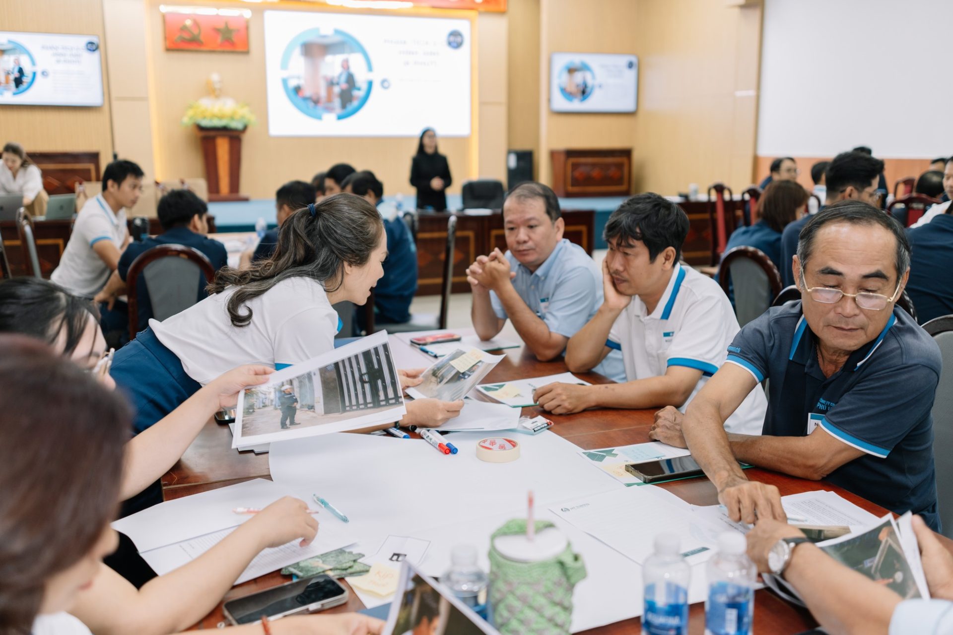 Nhóm học viên Phú Hòa Tân thảo luận tình huống